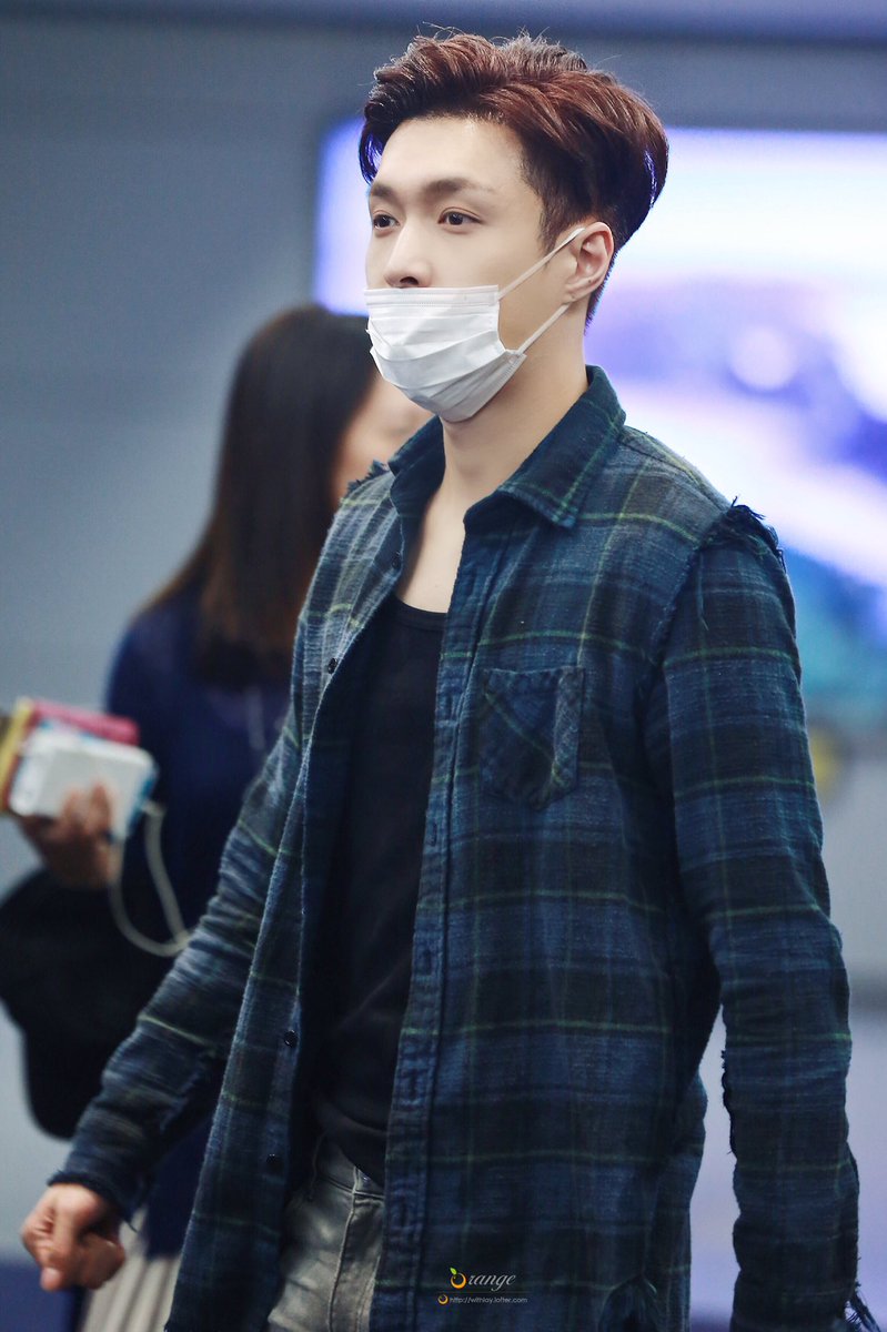 Orange_For_Lay's tweet photo. 170910 ICN #Yixing 🙊🙊🙊 https://t.co/wchpOd7FJs