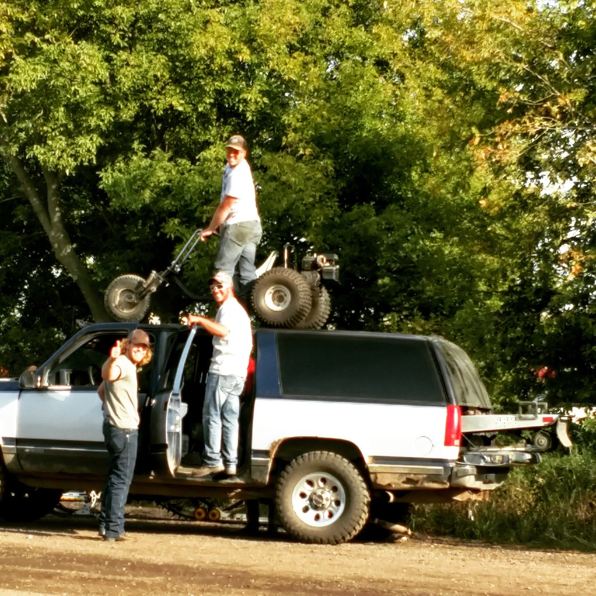 haydaysdrags's tweet photo. Only at HayDays do you see a snowmobile in the back of a suburban and a 3 wheeler on the roof. #haydays2017 https://t.co/sRiqvjVP6z