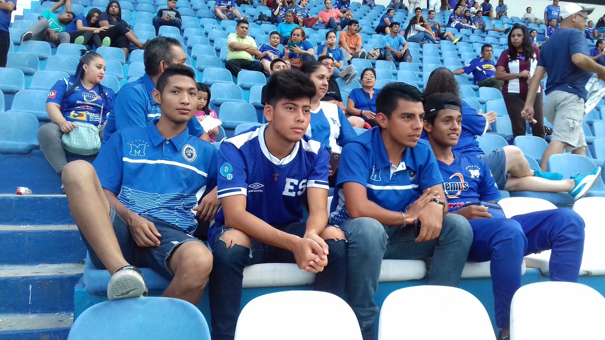AtleticoMarteSV's tweet photo. Nuestra afición apoyando desde las graderías a nuestro equipo marciano. https://t.co/nZGwDfhlvp