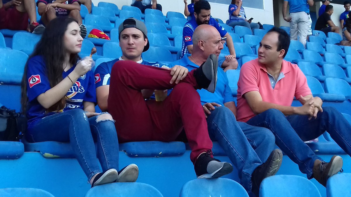 AtleticoMarteSV's tweet photo. Nuestra afición apoyando desde las graderías a nuestro equipo marciano. https://t.co/nZGwDfhlvp