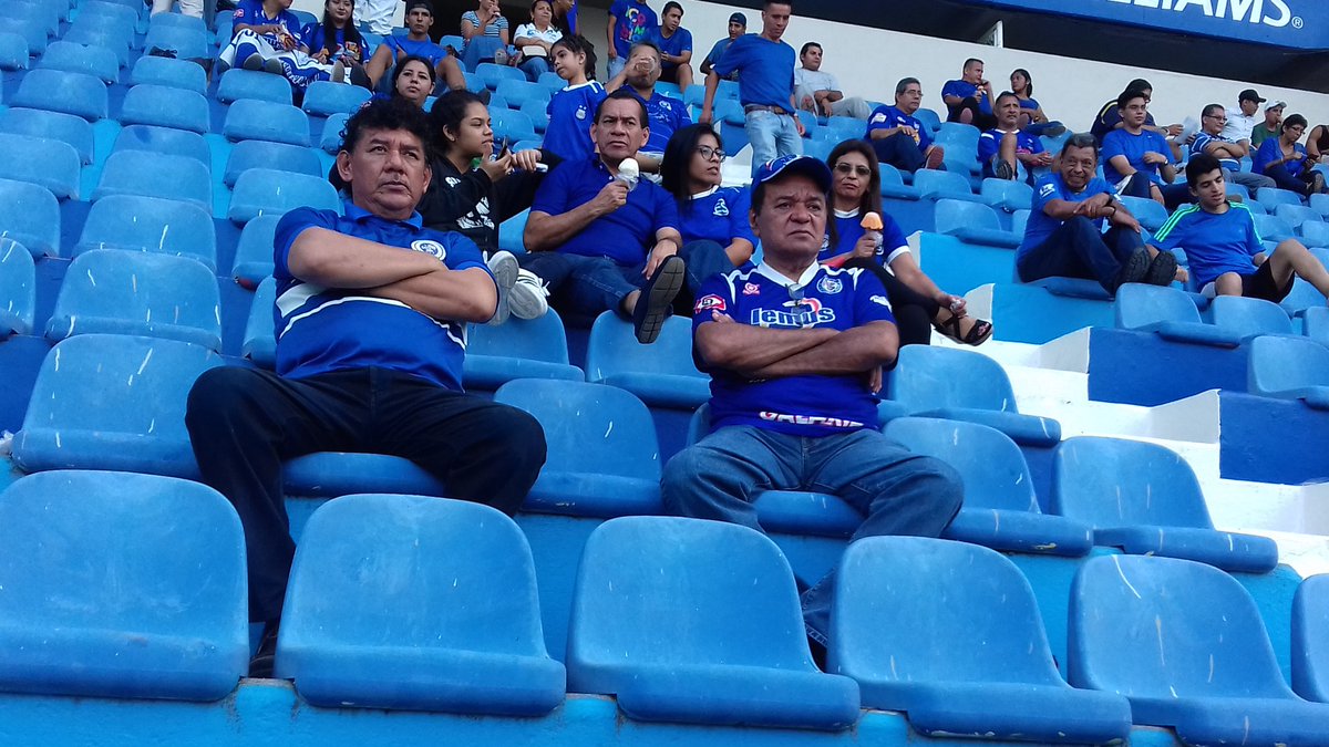 AtleticoMarteSV's tweet photo. Nuestra afición apoyando desde las graderías a nuestro equipo marciano. https://t.co/nZGwDfhlvp