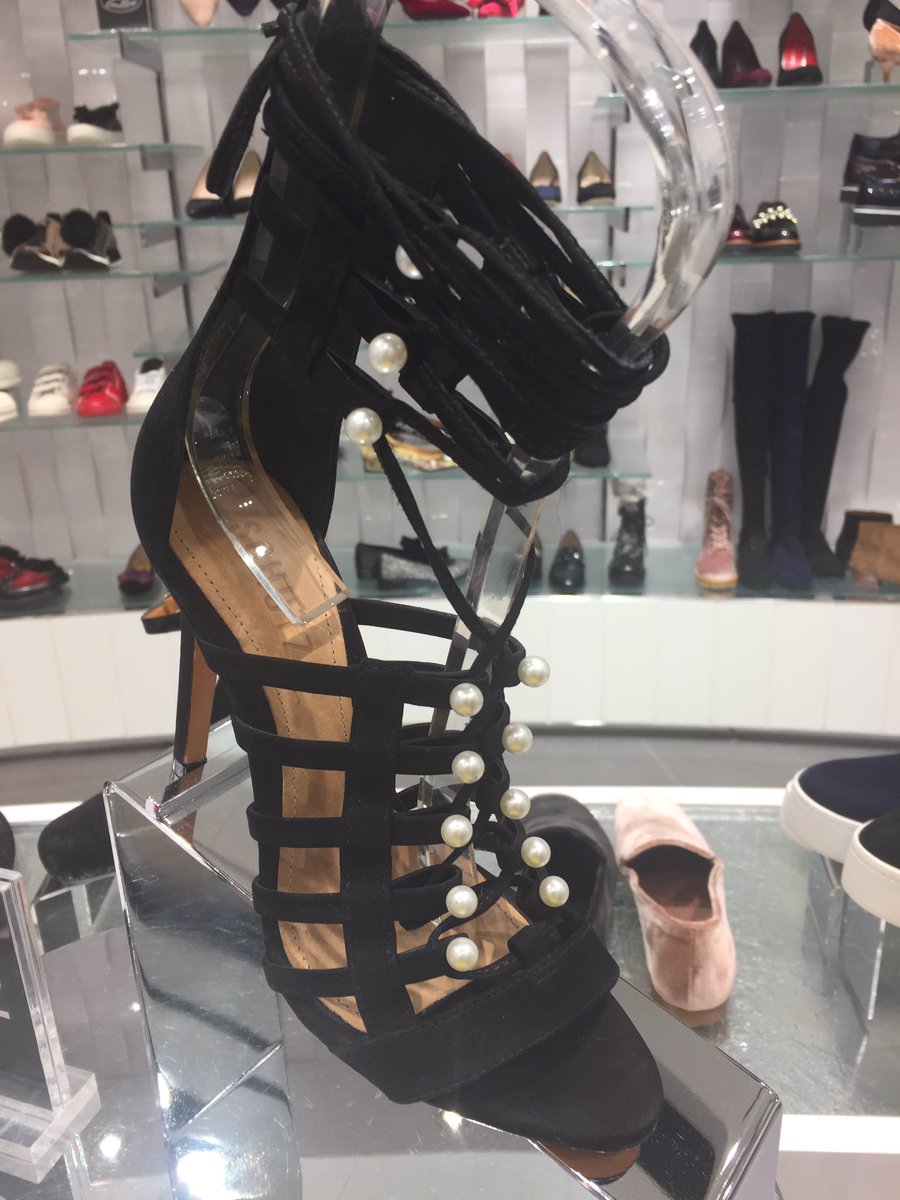 Michell42577033's tweet photo. New Shoes -love Montreal https://t.co/qpzl875yFV