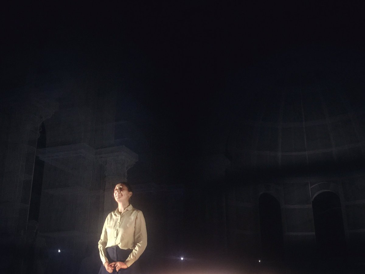 Una panca di legno e una coperta di stelle: sipario a #leBasiliche di #Manfredonia su "l'estranea di casa", prod. <a href="/kuziba/">Kuziba</a>/<a href="/BottegaApocrifi/">BottegadegliApocrifi</a>.