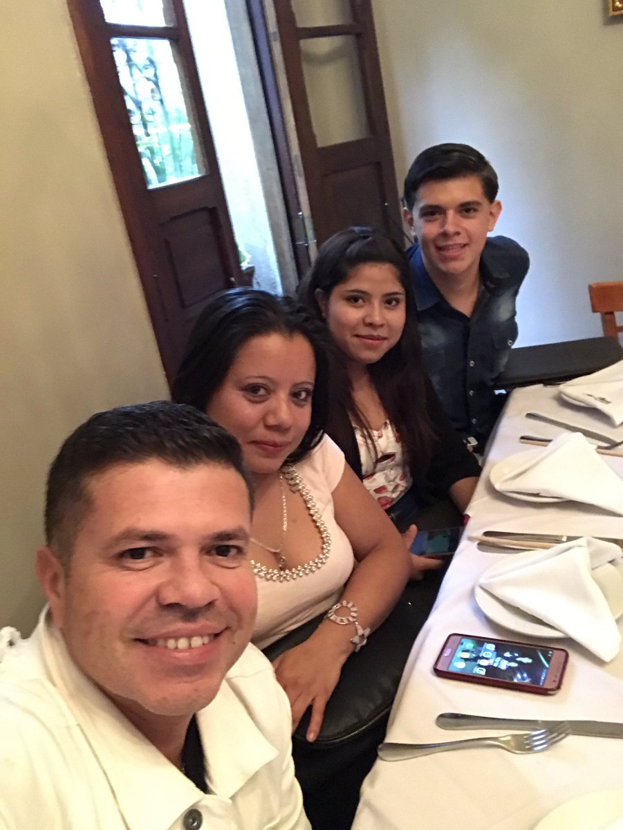 j_medina37's tweet photo. No pude resistirme a pasar esta tarde con las directoras de #TerritorioMedina y me estan cantando ellas a mi.gracias por tanto https://t.co/t1vCm9iZOd
