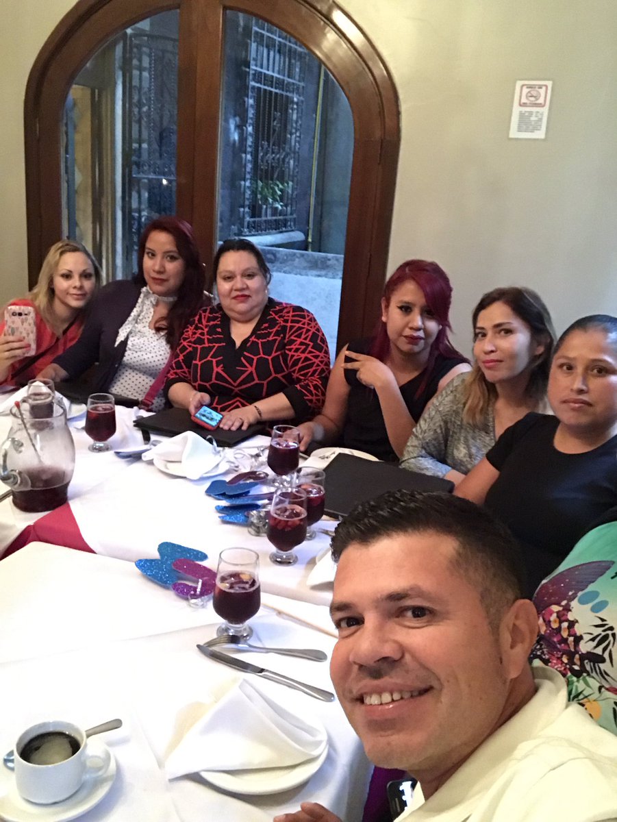 j_medina37's tweet photo. No pude resistirme a pasar esta tarde con las directoras de #TerritorioMedina y me estan cantando ellas a mi.gracias por tanto https://t.co/t1vCm9iZOd
