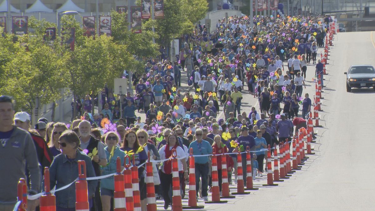 kare11's tweet image. Record-breaking 12,000 march to end Alzheimer's in Minneapolis... @karlahult was there live.
kare11.tv/2wSHHD8