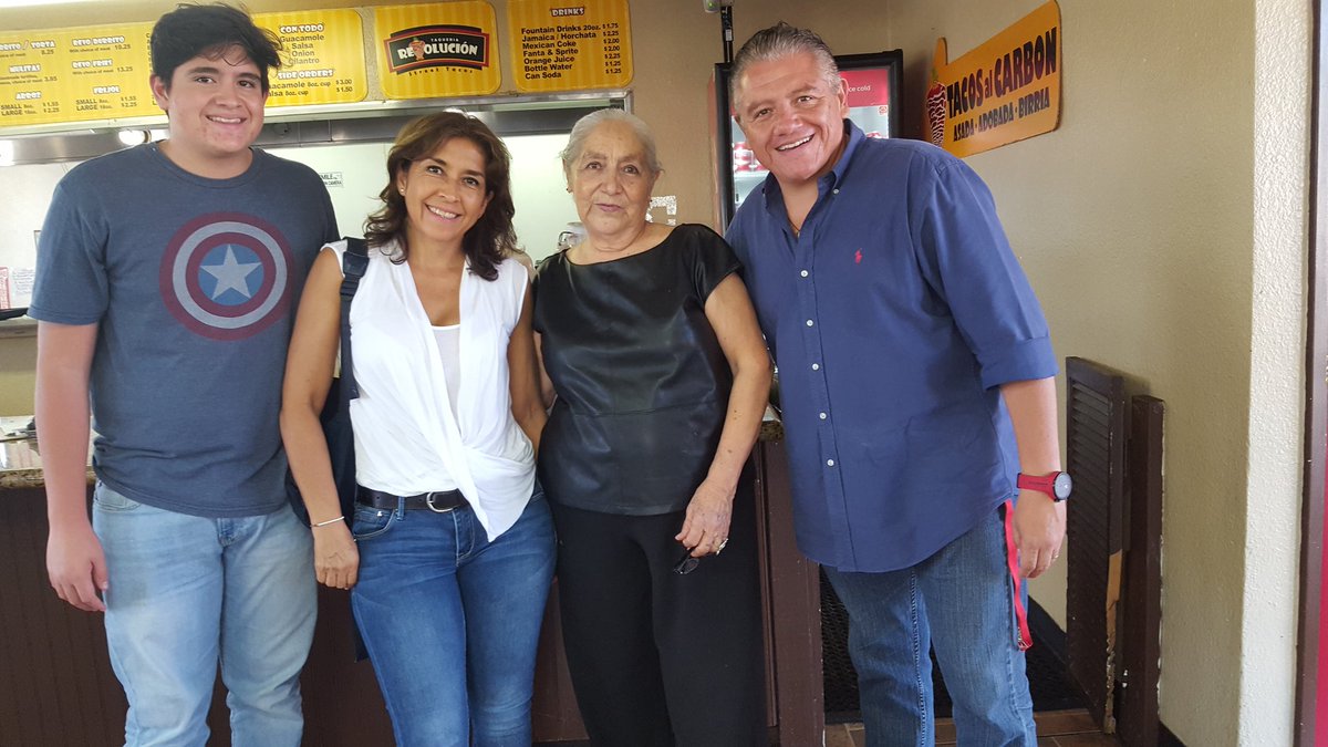 De #TacoTour en la mejor taquería de San Isidro <a href="/taqueriarevo/">Taqueria Revolucion</a> con Doña Hilda.