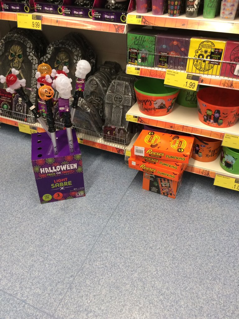 OctoberMONSTER5's tweet photo. Having the best time #halloween #shopping today https://t.co/OmgrGOnnaU