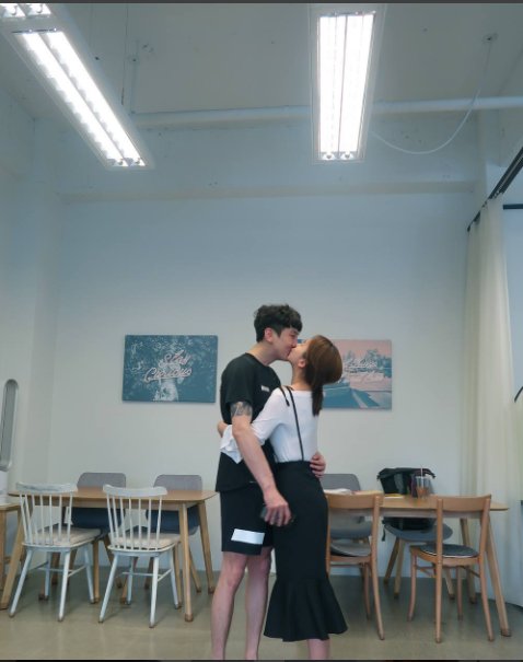 TwoXChina's tweet photo. Congrats to Surin! She has found her true love!!! 😍#boyfriend #TwoX https://t.co/LLnTQs75LU
