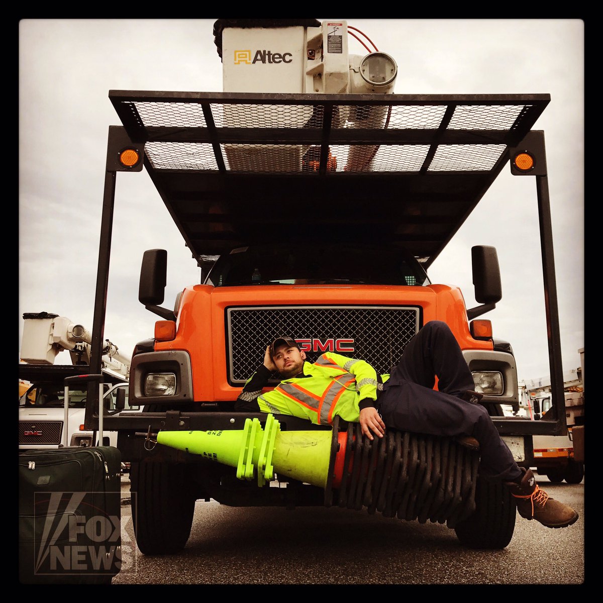A tree cutter in #DaytonaBeach waits with a vehicle. #HurricaneIrma <a href="/FoxNews/">Fox News</a> fxn.ws/2gSNuRf