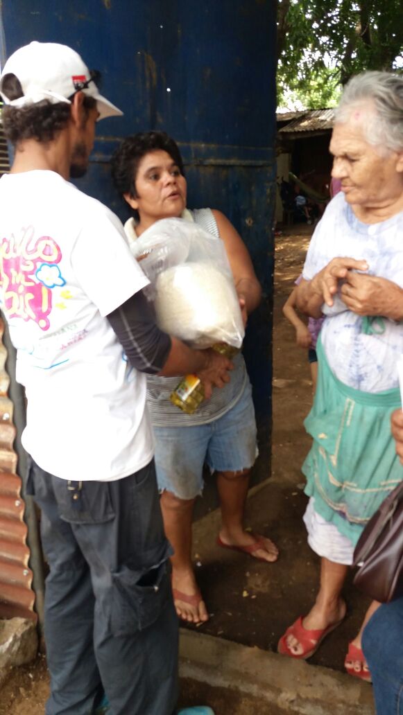 RedDeComunicad5's tweet photo. Entrega De paquetes solidarios 
#DIII 
#reddecomunicadores
Barrio Andrés Castro https://t.co/WzSwuLyQxb