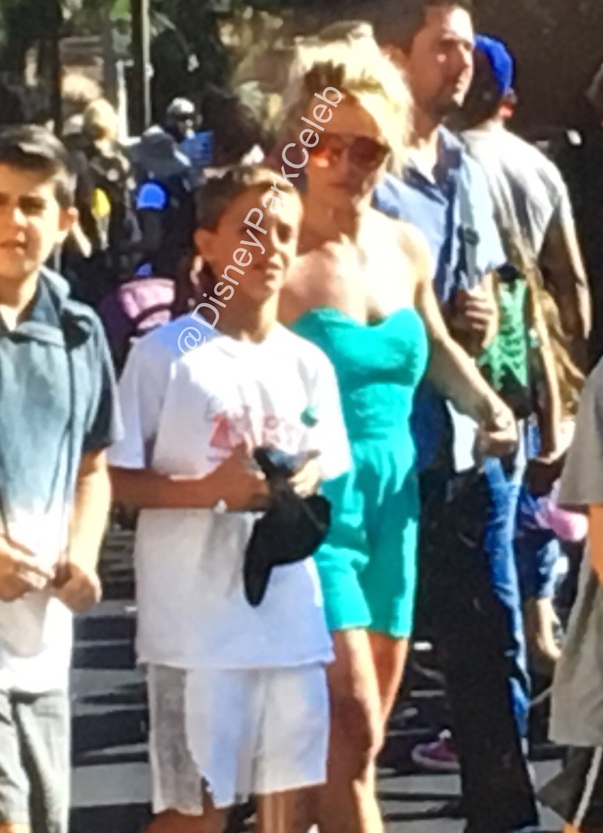 Disney Parks Celebs On Twitter Confirmed Britney Spears Is At Disneyland Last Seen In Dca Saw Spotted Disney Britneyspears Disneyland Celebritysighting Https T Co A7gnggpotv