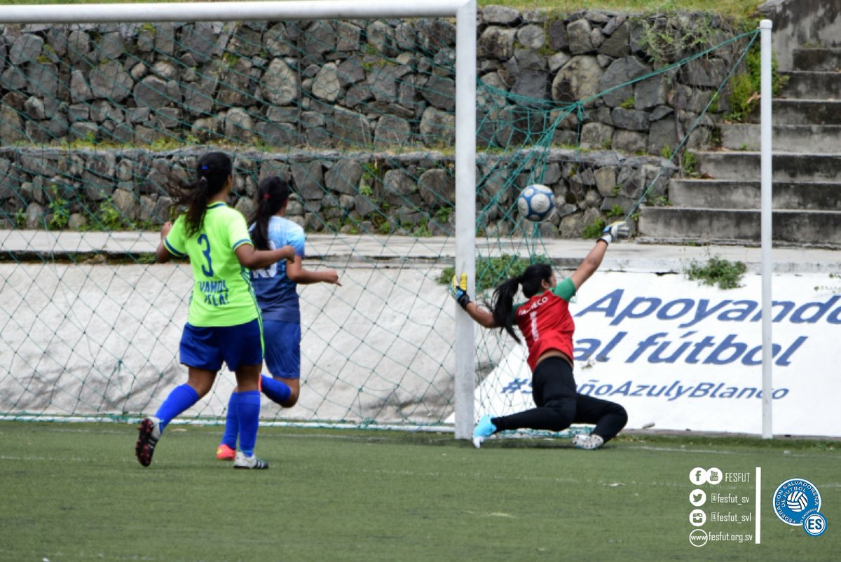 Mauricio0510's tweet photo. Hoy en el Torneo Femenino, @IMDER_SS ganó 5-2 a #EscuelaMunicipaldeFútbolSantaTecla, e #INSEM goleó por 4-0 a #Usulután. Vía @fesfut_sv https://t.co/ZFGZTaULtC