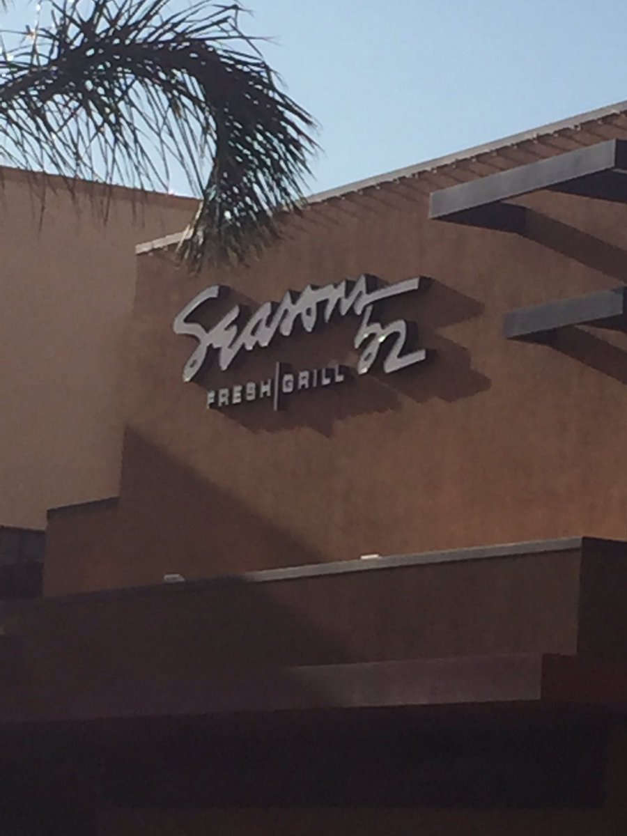 Xnarky's tweet photo. Whuuuut @benwendel you never said you owned a restaurant in San Diego lol https://t.co/YvTLHFbAJT
