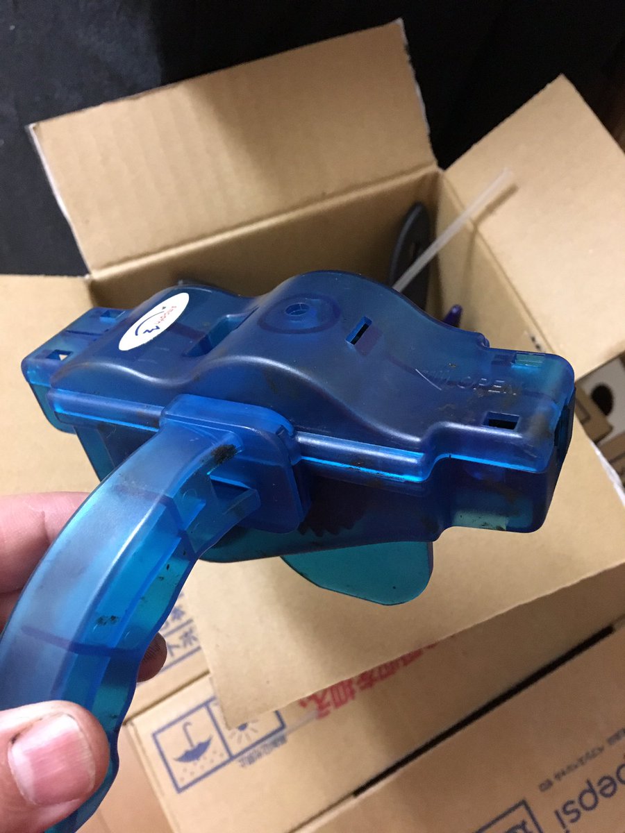 hosokaws's tweet photo. チェーン洗いセット。動画みて購入。真っ黒ベタベタだったのがそこそこキレイに。コレきっかけでメンテ動画をいっぱいみたが「ハブグリスアップ」がもっと効果ありそうだからやってみたい。ママチャリだけど。 https://t.co/B8UEppAZgO