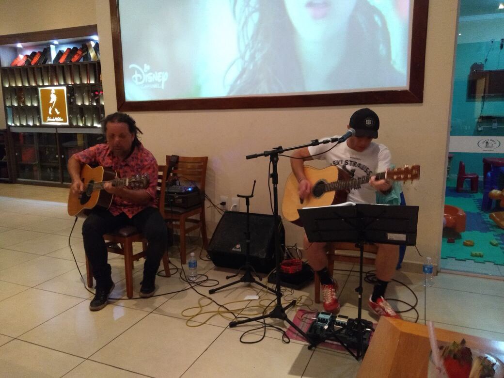 ricardosoreis's tweet photo. it's my life! #acousticguitar #duoacoustic #popmusic #soulmusic #rockmusic #boss #fishiman #vocalist #singer #songwriter https://t.co/4HiDZ8COnZ