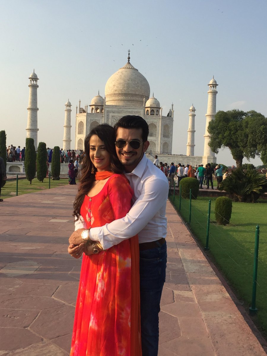 DelhiTimesTweet's tweet photo. Spotted: @Thearjunbijlani &amp; #Alishapanwar at #TajMahal promoting their upcoming show #IshqMeinMarjawan  #Agra https://t.co/BGppshJsat