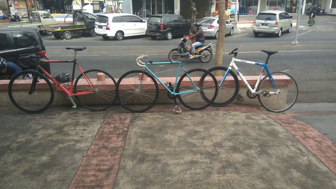 Gresfix's tweet image. bertiga aja nih