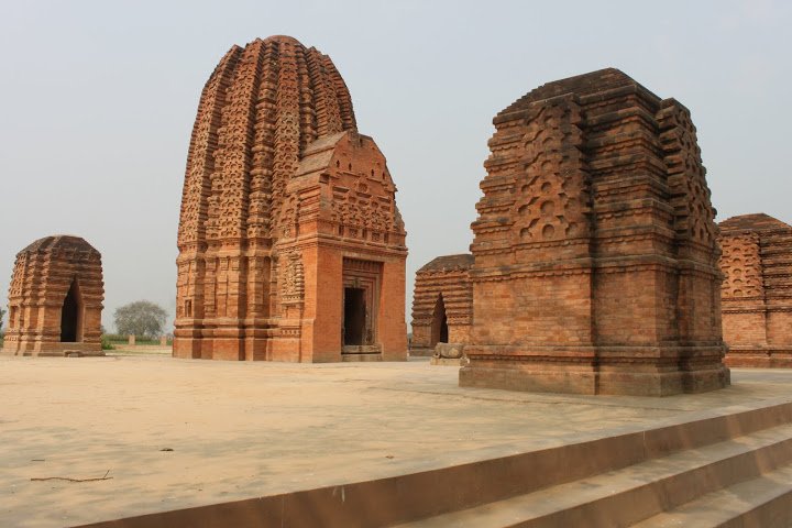 It has however some stunning brick temples probably dating back to the time of the Maukhari, Pushyabhuti & Pratihara rulers of Kannauj