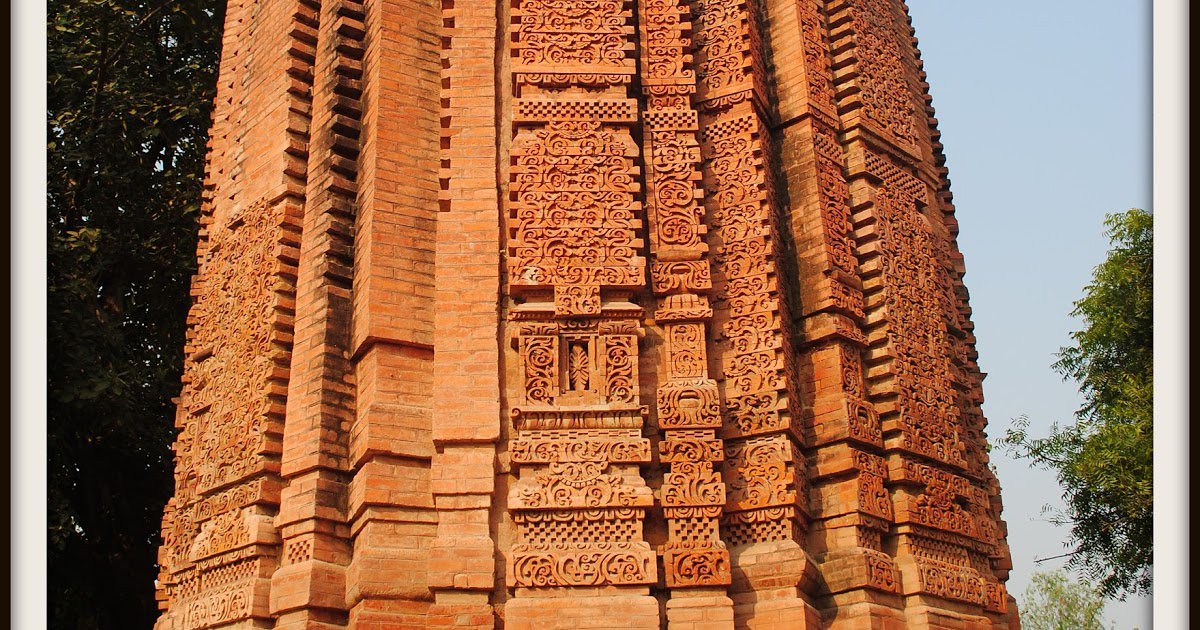 It has however some stunning brick temples probably dating back to the time of the Maukhari, Pushyabhuti & Pratihara rulers of Kannauj