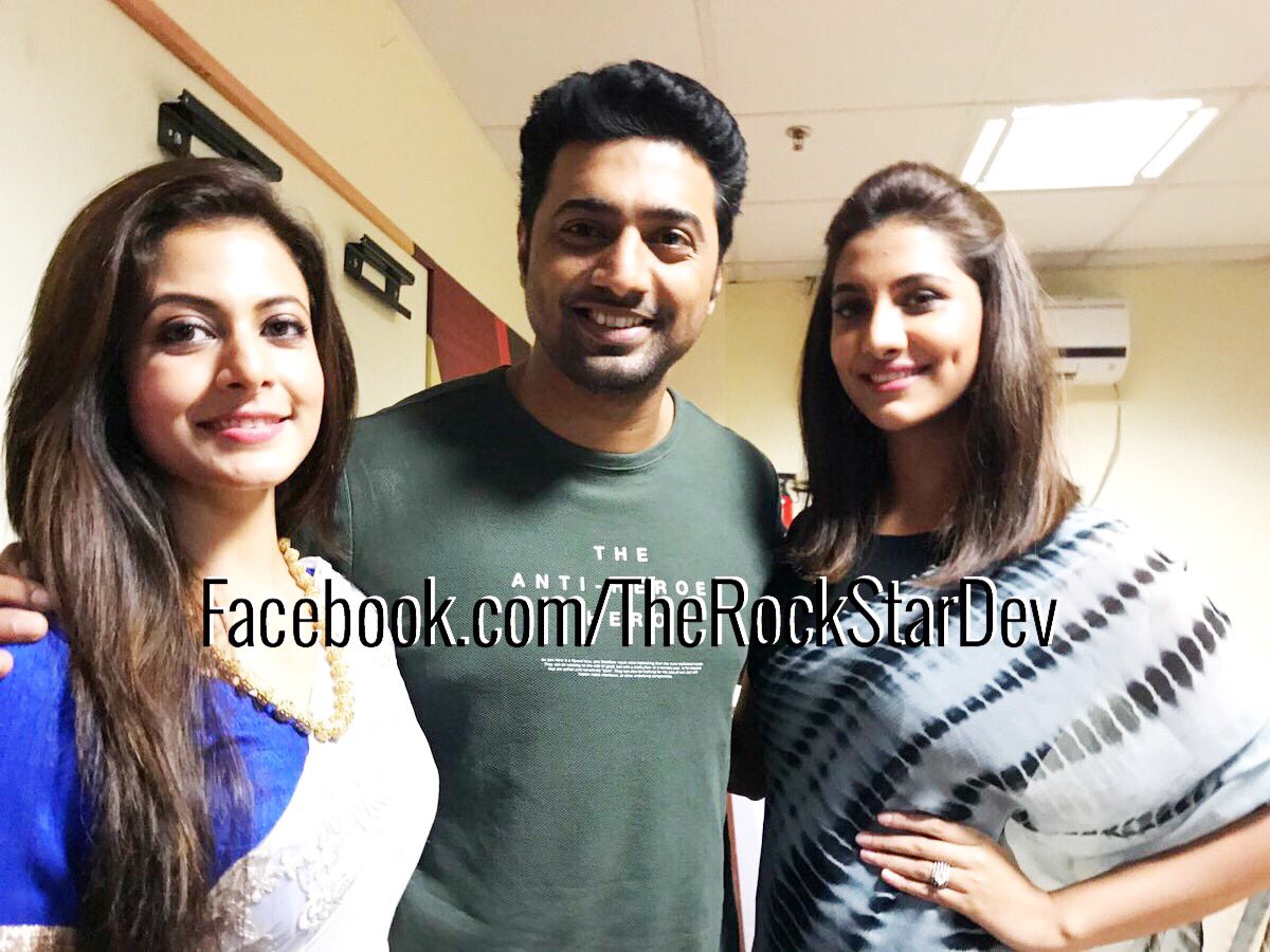 TeamRockstarDev's tweet photo. #ককপিট এর কৃষ্ণ লীলা.......!😋😋👫💘 #COCKPIT #DeKoCockpit #DevRukCockpit @idevadhikari @YourKoel @RukminiMaitra @DEV_PvtLtd https://t.co/VnOQz86C4c
