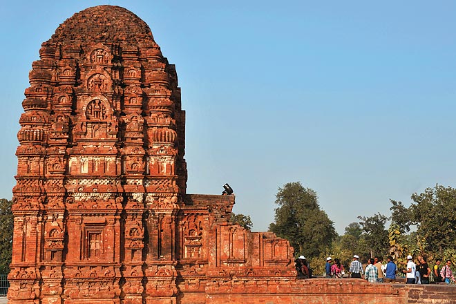 6) DAKSHINA KOSALA - Corresponds to Chattisgarh. These temple in the impenetrable jungles and on the banks of Mahanadi are testimony of