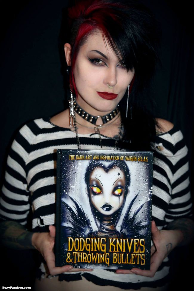 Sexy Fandom: Dodging Knives and Throwing Bullets - the dark new kickstart by Vaughn Belak sexyfandom.com/archives/2017/… <a href="/V6ughn/">Vaughn Belak</a> <a href="/BlueBlood/">Blue Blood</a>