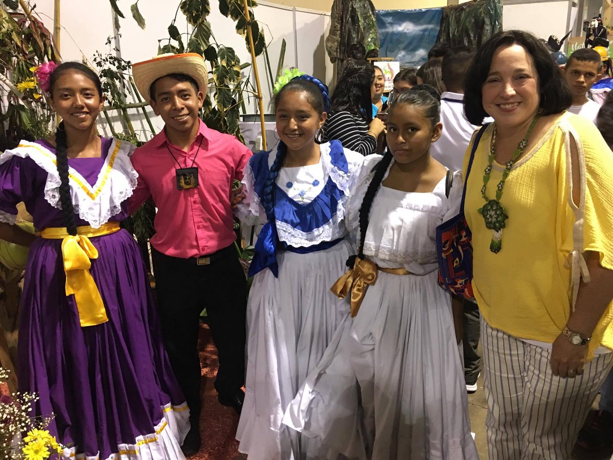 USAmbSV's tweet image. Hoy pasamos por la Feria de #PueblosVivos en @CIFCOSV.  Descubrimos una cantidad de nuevos lugares para visitar en ESA.  Tienen que ir!