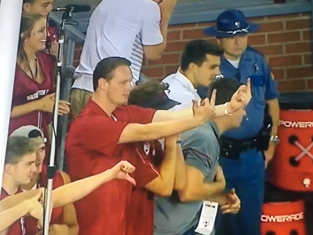 MitchL208's tweet image. Way to stay classy Washington state #BoiseState