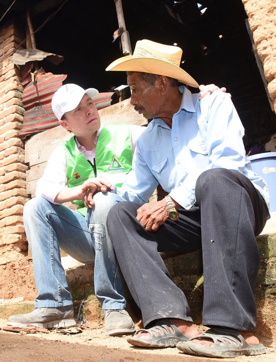VelascoM_'s tweet photo. Estuve con mi esposa @Anahi recorriendo la comunidad Cuauhtémoc en el municipio de #Villaflores supervisando la entrega de ayuda humanitaria https://t.co/eEgGFDwXFC
