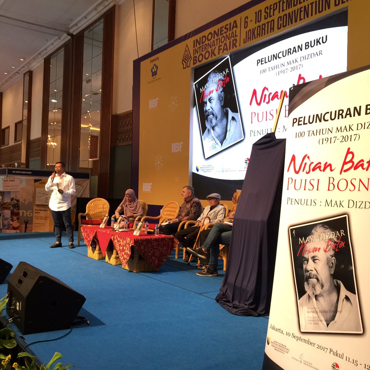 rakanITBM's tweet photo. Sdg berlangsung pelancaran Nisan Batu (terjemahan Stone Sleeper) karya Mak Dizdar di @Indobookfair #IIBF2017 https://t.co/xfPkF7rCuw