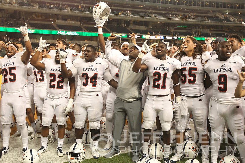 JeffHuehnPhoto's tweet photo. Roadruners stun Baylor 17-10 in Waco for @UTSAFTBL's first win over a Power 5 Conference opponent: https://t.co/OUWxlflKfp https://t.co/sUqtUuCzIB