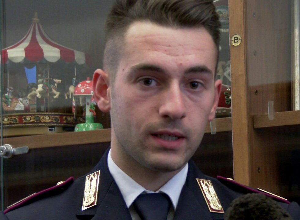 poliziadistato's tweet photo. Congratulazioni #capodellapolizia Franco Gabrielli a #Fiammeoro #GabrieleRossetti per l’oro vinto ai #Mondiali di #Tiroavolo #Mosca2017 https://t.co/T021D75cfi