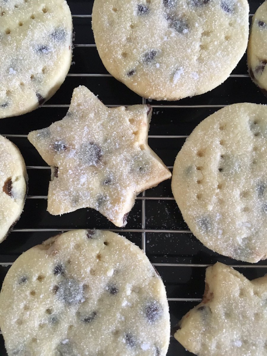 BirdieBangkok's tweet photo. Sunday morning means baking for school pack lunches. God I wish my kitchen had aircon. π¬ #ChocChipShortBread #BoobSweat https://t.co/aaB0JtOPV3