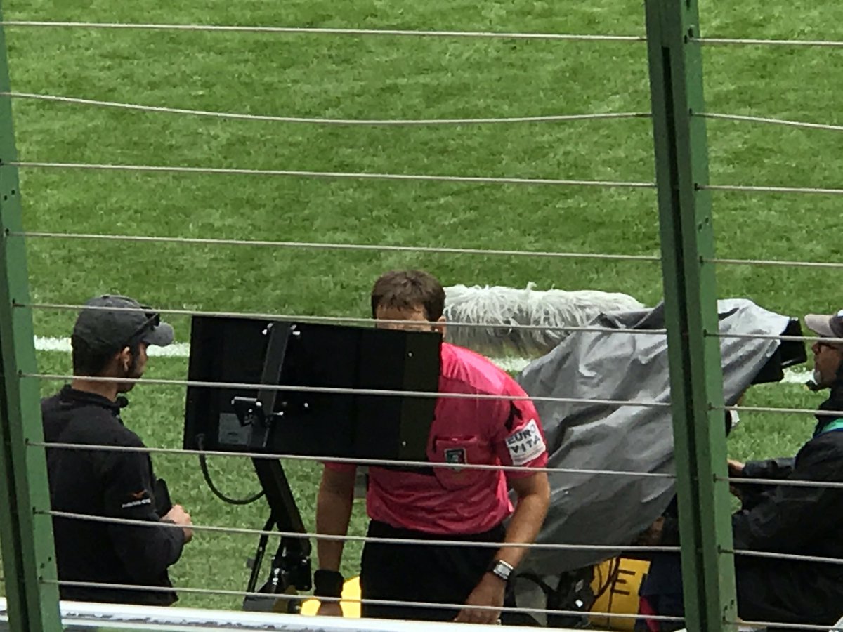 NicoSavi's tweet photo. Io sono vecchio,lo rivendico e questa cosa vista dallo stadio mi fa orrore. #var https://t.co/aek6wMwmku