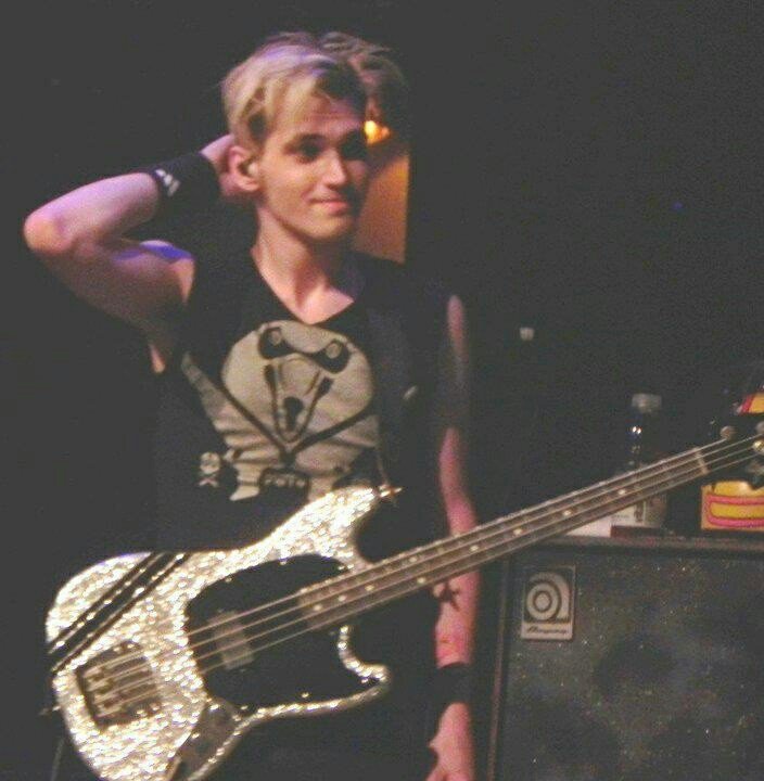 HAPPY BIRTHDAY MIKEY WAY  you deserve more attention
love you so so much 