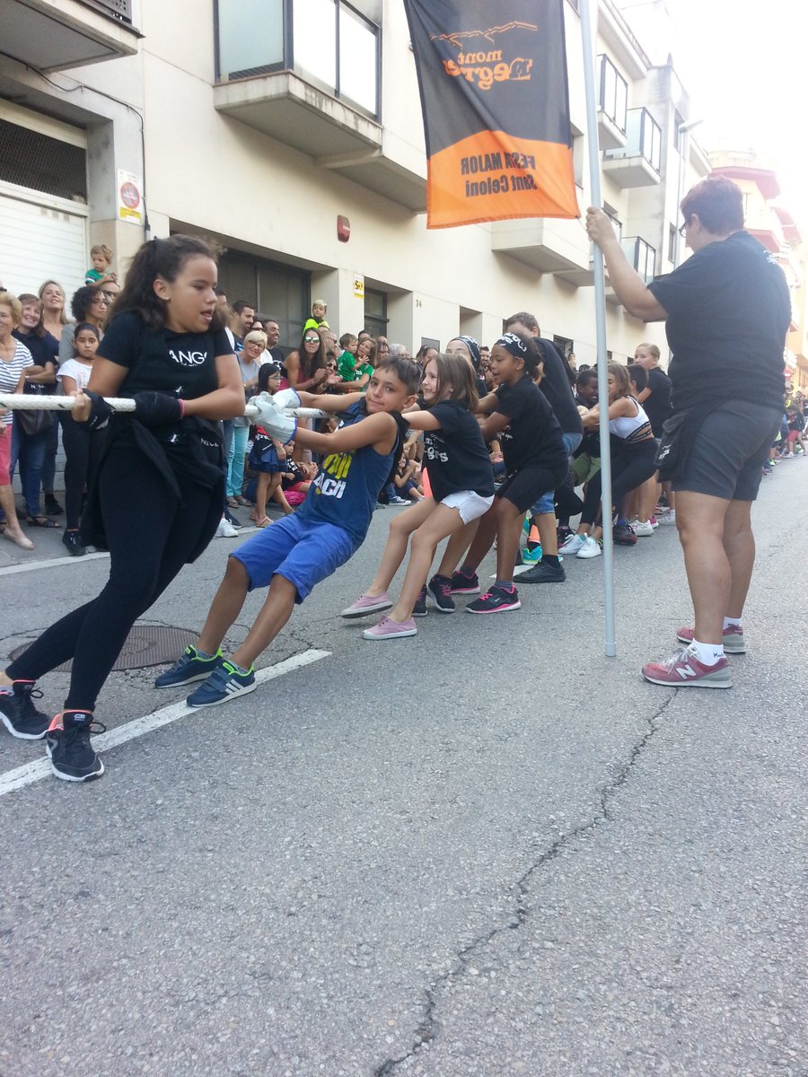 pocafarra's tweet photo. Els @montnegresguanyen  estirada infantil. Ara juvenil.. això promet perquè @CollaMontsenys ho han fet molt bé. https://t.co/do8mdoe3nu