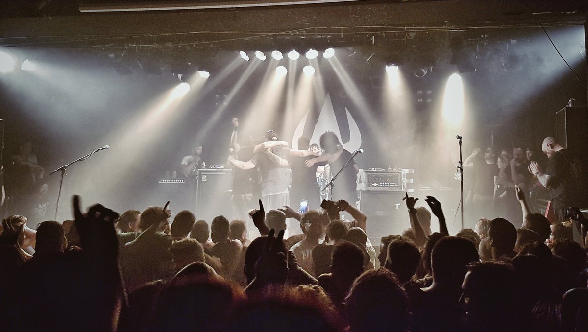 ronaldheidanus's tweet photo. @rubenvaneijk @UNDECLINABLE_A Een avond met prachtige momenten. Goed dat @UNDECLINABLE_A zo in stijl nu écht af kan sluiten. #punkhelden #mooiemensen ❤ #thnX https://t.co/14PJmXbbFB