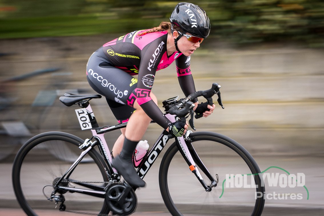 Another from the <a href="/RasnamBan/">Rás na mBan</a> crit, <a href="/lozza929/">Lauren Creamer</a> at speed around Kilkenny @NCCKuotaTorelli #rasnamban #cycling #irishcycling <a href="/womenscyclingie/">womenscycling.ie</a>