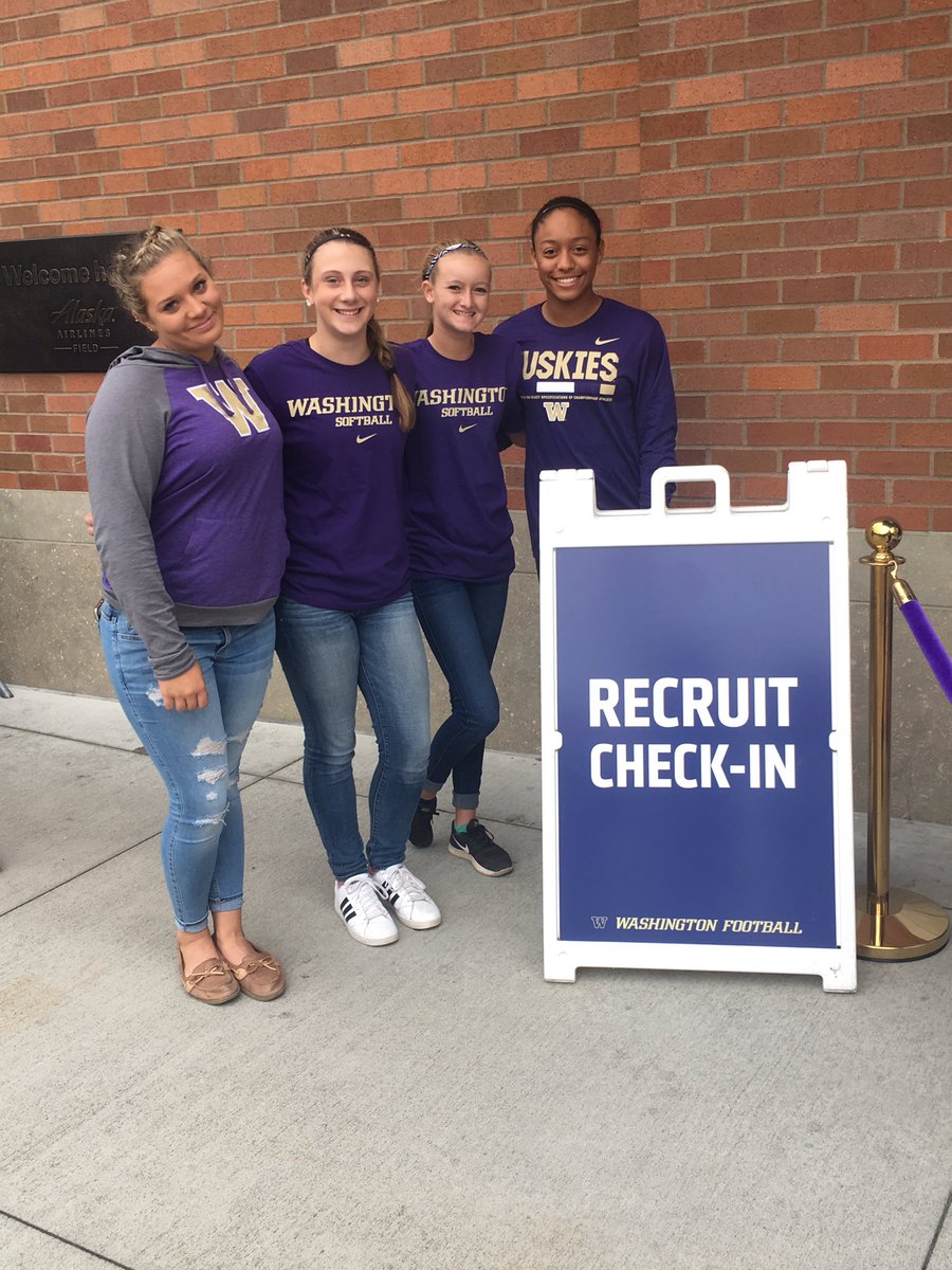 FLImpact18U's tweet photo. Good times for #cam15 #ash5 #syd50 & @TieleyVaughn3 @UW_Football game! TY @CoachTarr Coach JT Coach Glasoe & @UW_Football for having us! https://t.co/QRZ3u5go6n