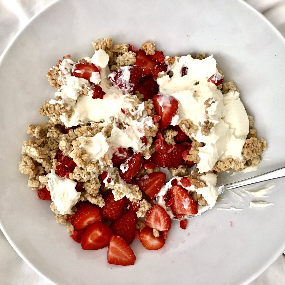GavinWren's tweet image. Bed, strawberries, yoghurt, granola and @TheWeekUK with the pooch #SundayWin