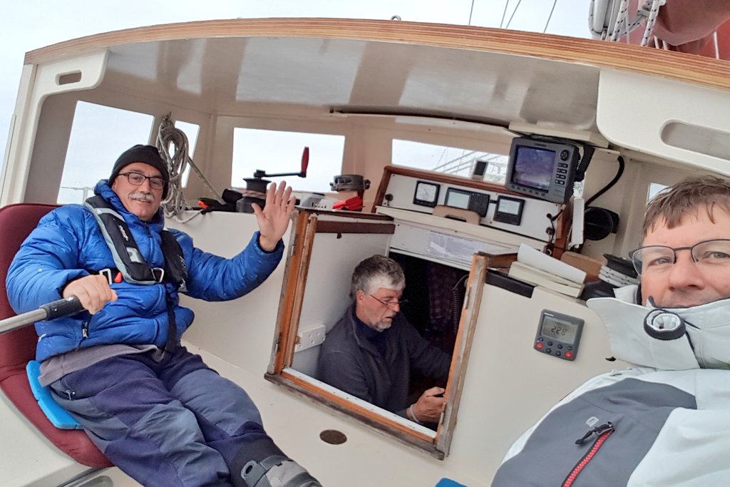 periscopy's tweet photo. We hebben weer bereik, we appen. Zijn veilig aan de andere kant van de N-zee. Slecht weer op komst. Gaan schuilen N van Abberdeen. #Windroos https://t.co/4JikJrls3F