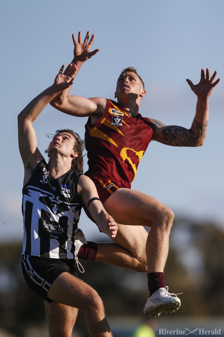 Check out the best pics from the <a href="/MurrayFL/">Murray FL</a> semi final between <a href="/BaroogaFNC/">Barooga FNC</a> and <a href="/MoamaFNC/">Moama FNC</a> sport.riverineherald.com.au/2017/09/10/991… <a href="/RivSport/">Riverine Herald Sport</a> Pics: Luke Hemer.