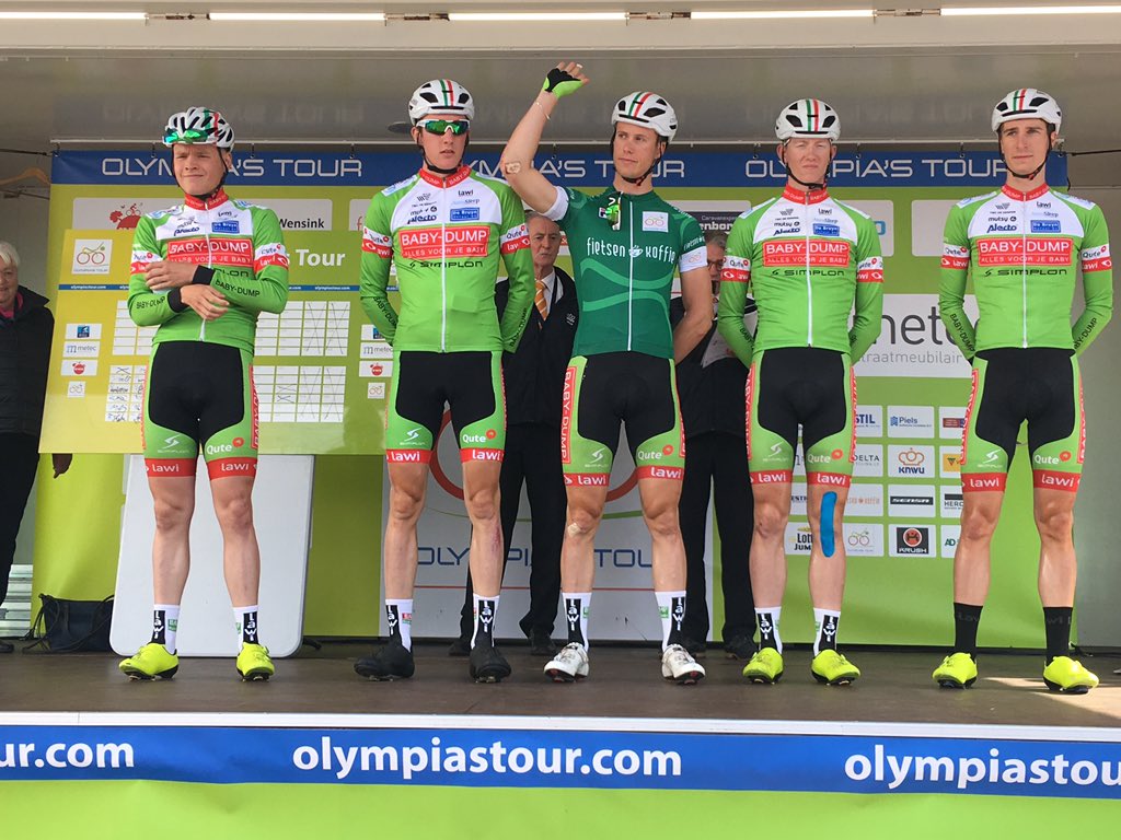 Als <a href="/PvdDuin/">Patrick van der Duin</a> <a href="/BabyDumpCT/">BabyDumpCT</a> de etappe uitrijdt, lijkt het @fietsenkoffie groen mee te gaan naar Nieuw-Roden. #OT2017