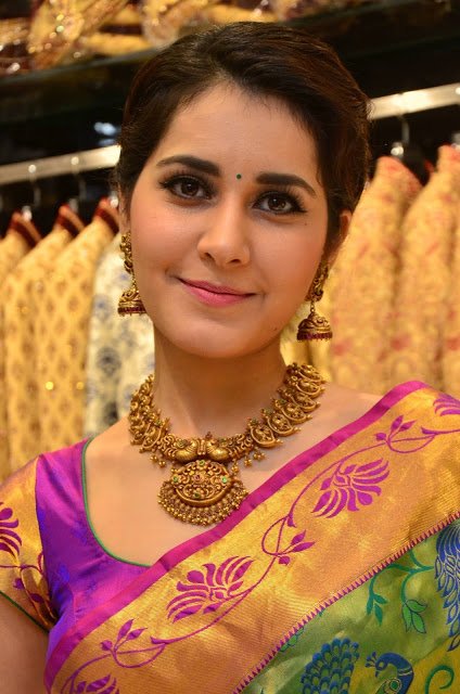 moviepugdotcom's tweet photo. @RaashiKhanna  inaugurates South India Shopping Mall at #Madinaguda https://t.co/GKY94ACtKq
