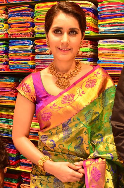 moviepugdotcom's tweet photo. @RaashiKhanna  inaugurates South India Shopping Mall at #Madinaguda https://t.co/GKY94ACtKq