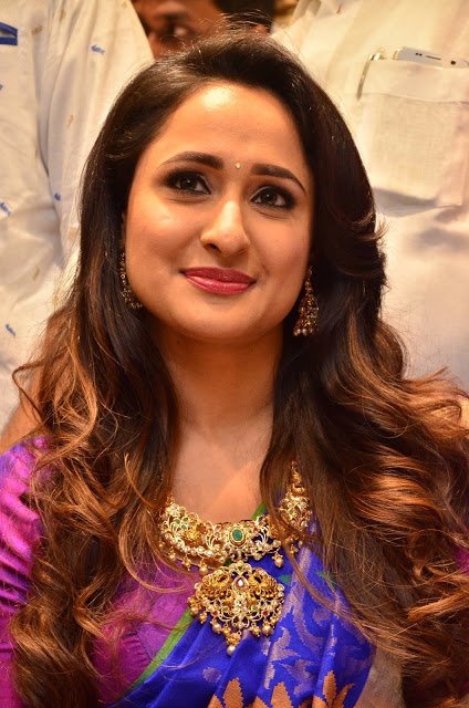 moviepugdotcom's tweet photo. #PragyaJaiswal launches South India Shopping Mall at #Madinaguda #Photos @ItsMePragya https://t.co/wv299r79eI