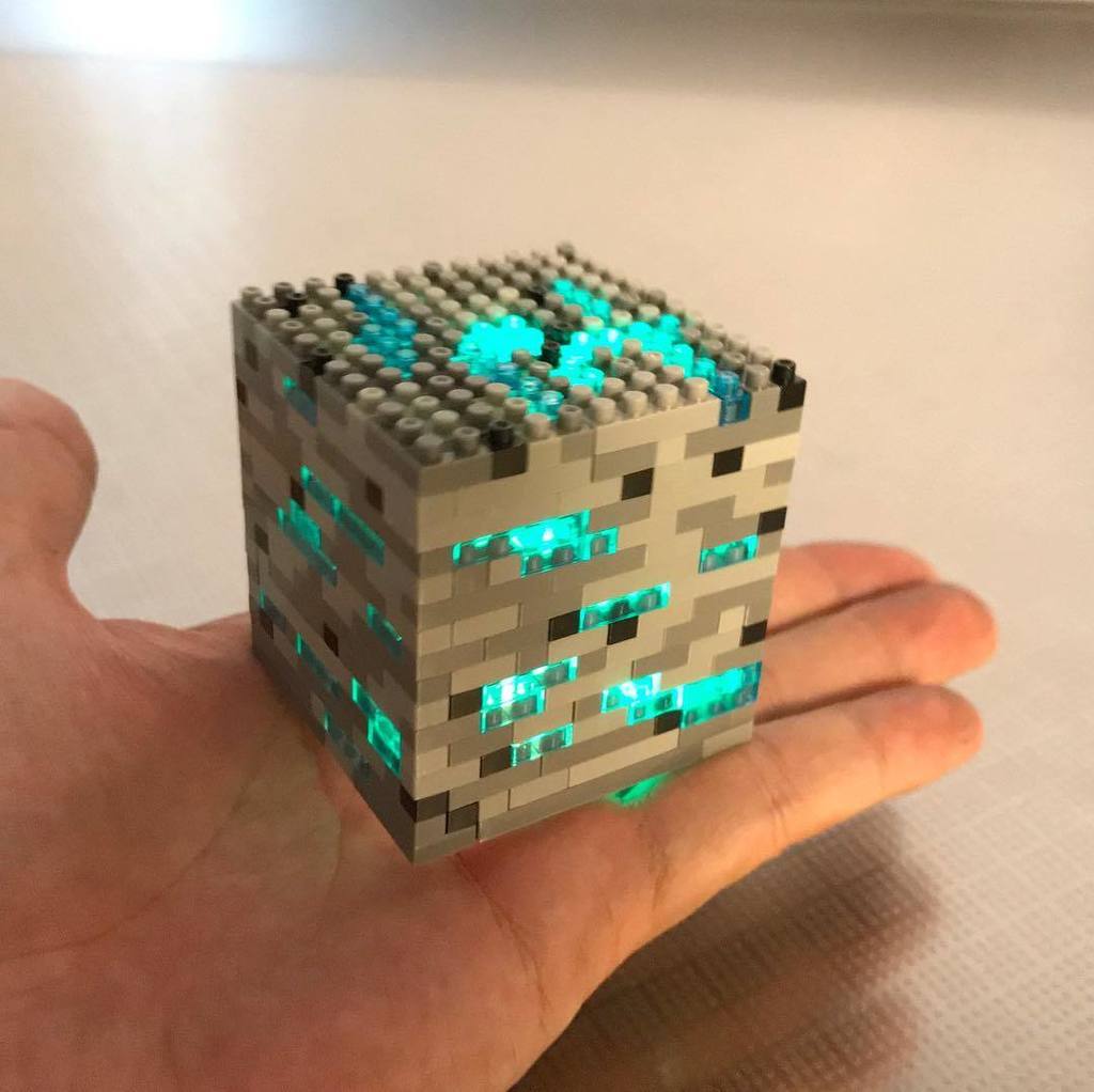ナガヒロ V Twitter ダイヤモンド鉱石ゲット ナノブロックでライト入れて光るように作りました Nanoblock ナノブロック Minecraft