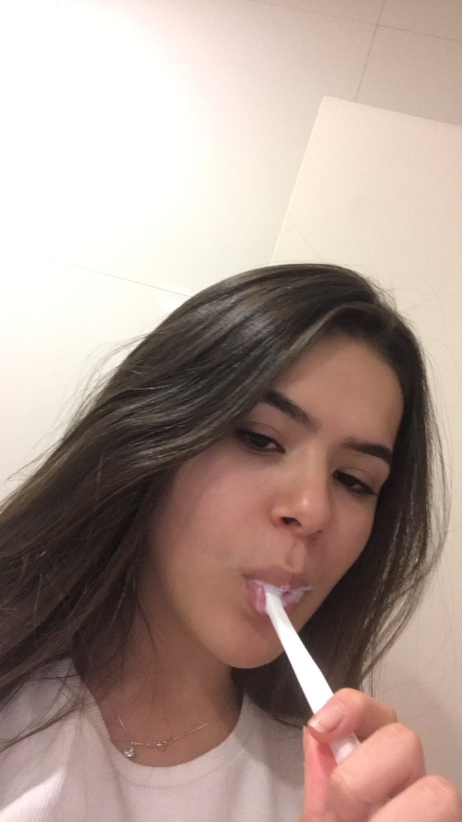 maisa's tweet image. vocês achando q eu tenho vida social e eu: