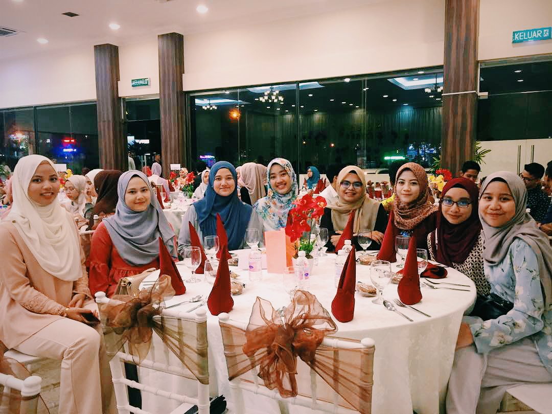 AmirahAsmuni's tweet photo. Selamat tinggal kpmb. Selamat tinggal kenangan. 😘💕 .
#DIADinner #pecelsolo #ikankeli https://t.co/XZMUbD5kNP